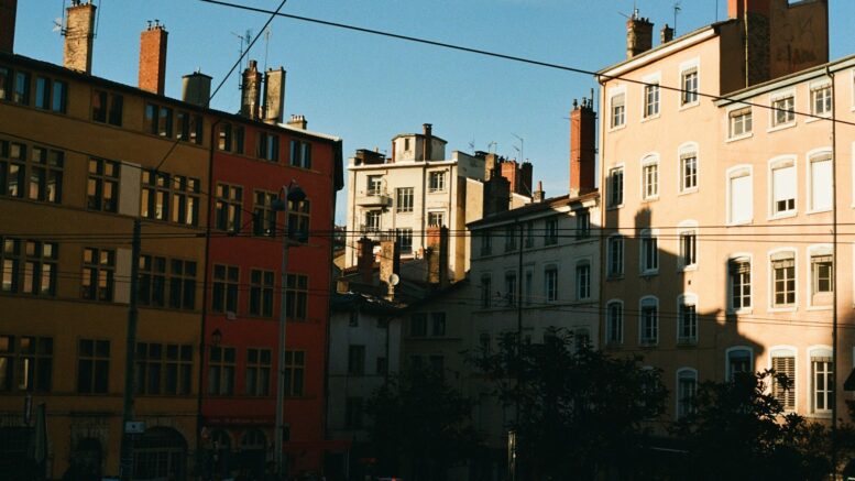 Location meublée à Lyon : préparer le ménage entre deux locataires